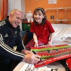 Paul O'Connell with young Lauren O'Sullivan as Munster players paid a surprise visit to Mid-West Hospital. 