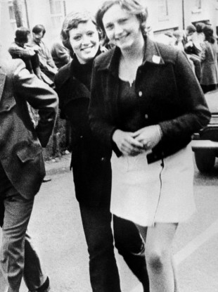 Dolours Price (left) and her sister Marian at a civil rights demonstration outside Belfast (File photo)