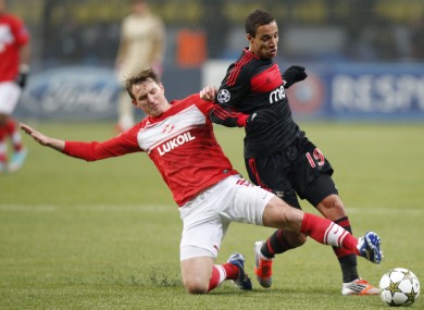 Spartak Moscow's Kim Kallstrom, left, battles for the ball with Benfica's Rodrigo.