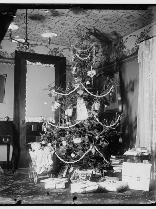One seriously decked-out Christmas tree at the Wright family home, 1900.