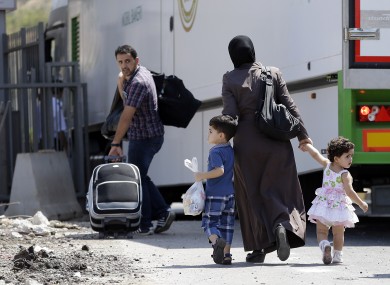 Syrian refugees pass through the Turkish Cilvegozu gate border.